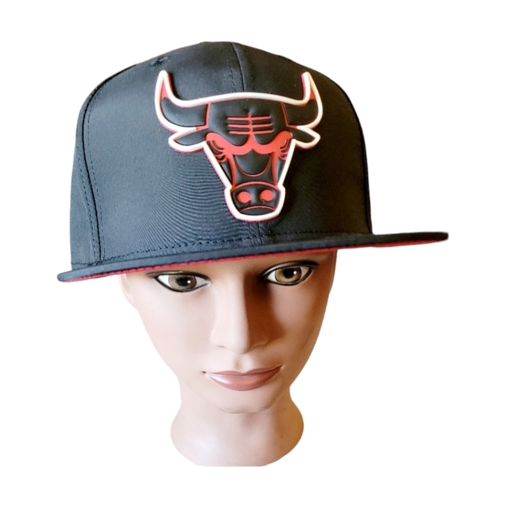 Chicago Bulls Ultra Game NBA Hologram Bull Emblem Flat Bill New with Tags